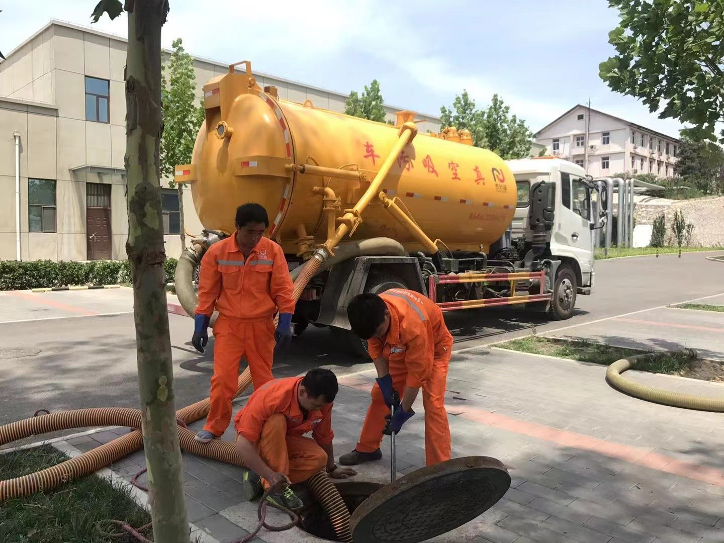 道县管道疏通车停在窨井附近