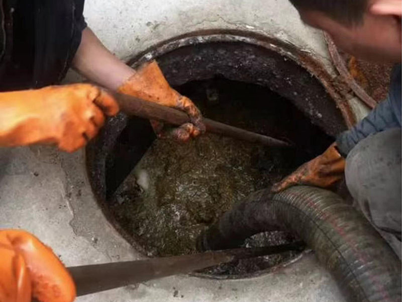 道县清理化粪池时如何避免沼气的危害？